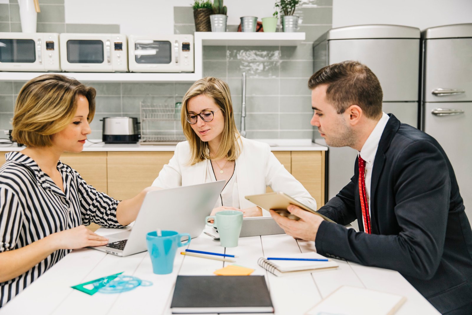 Three colleagues working together at a table - AB Premium (contact)